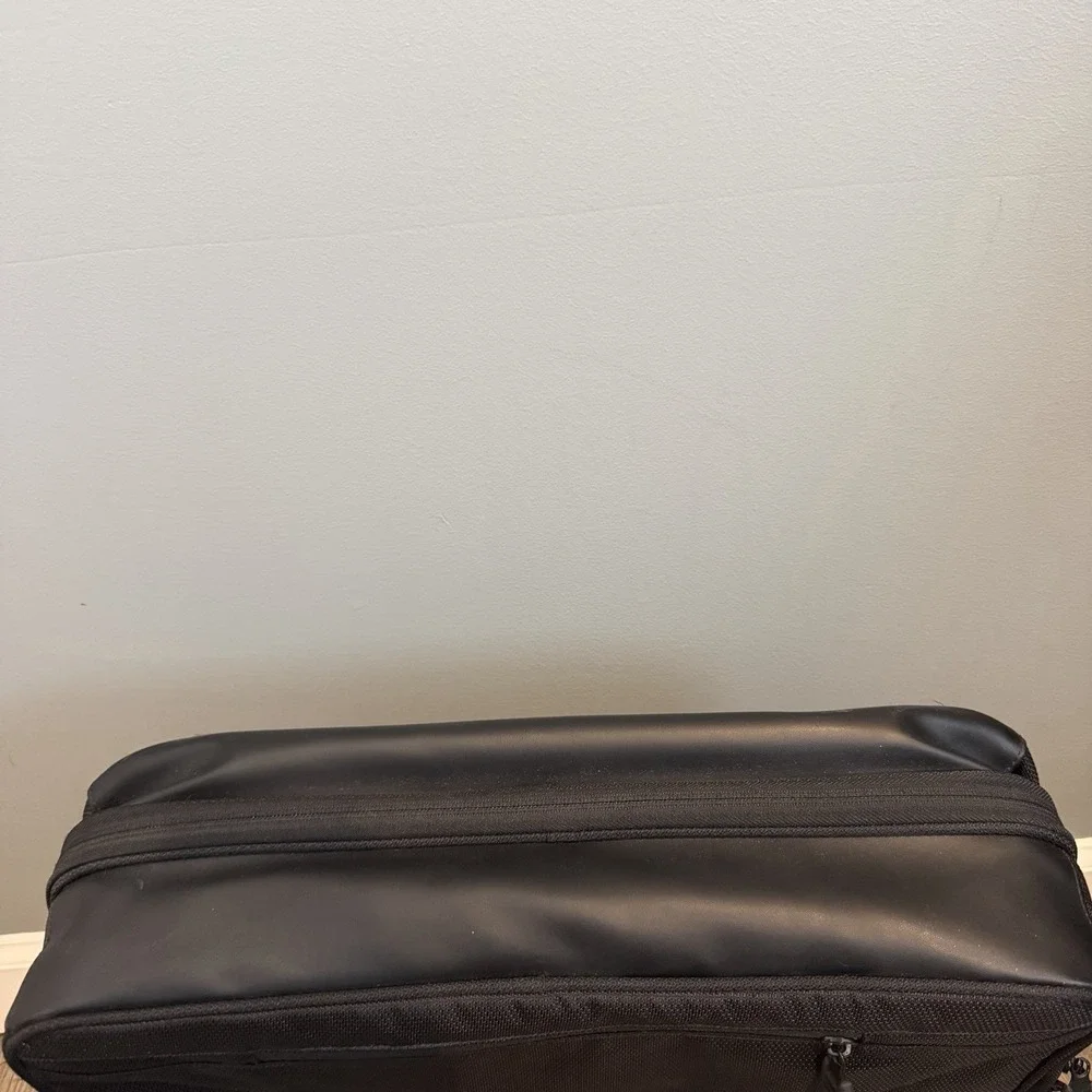 Tumi expandable shoulder